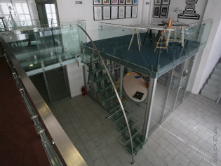 Лестница и ограждение антресолей из стекла и стали, архитектурно-дизайнерская мастерская А.А. Чернихова